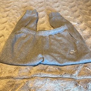 Men’s M nike cuffed jogger.